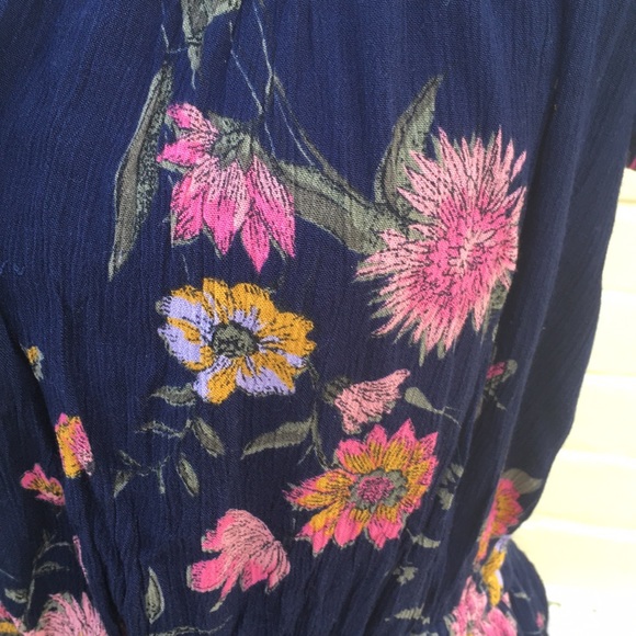 ๐ธHost Pick๐ธCold shoulder floral Navy Dress - Picture 5 of 8